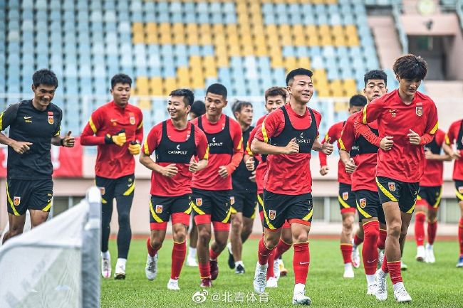 更惊险刺激的是，刘德华、古天乐二人还将车飙进了香港中环地铁站，也让场面更加劲爆